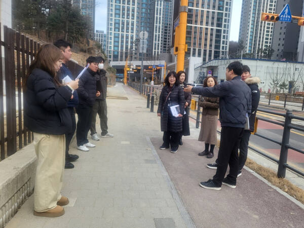 지난 25일 용인교육지원청과 유관기관 관계자들이 관내 한 학교의 통학 환경 현장 점검을 실시하고 있다. 용인교육지원청 제공