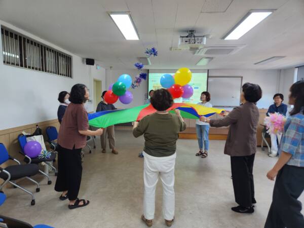 동남보건대가 성인학습자 평생직업교육의 하나로 제공하고 있는 인지활동지도자자격과정 프로그램 활동에 학습자들이 참여하고 있다. 동남보건대 제공