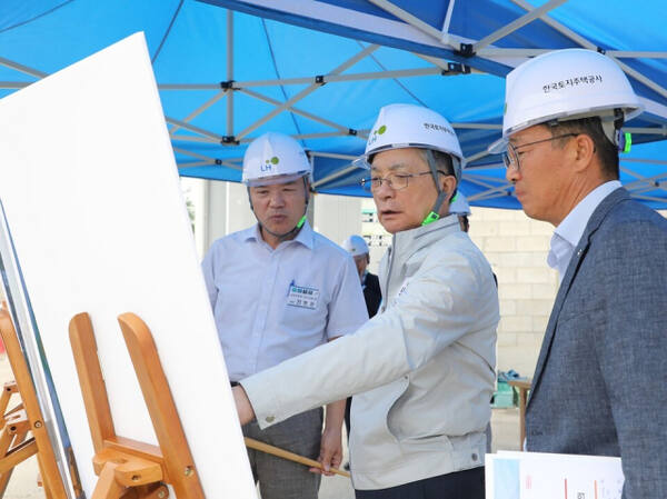 이한준(가운데) LH 사장이 지난해 8월 31일 남양주왕숙 지구와 구리갈매역세권지구를 방문해 사업 추진현황을 점검하고 있다. LH