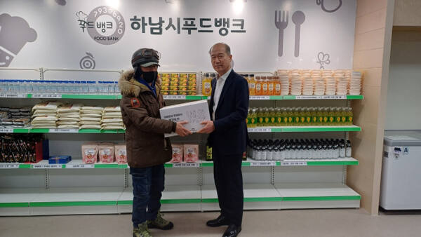 최창수 경기도농수산진흥원장이 26일 하남시 푸드뱅크에서 취약계층을 위한 친환경 농산물 꾸러미를 전달하고 있다. 경기도농수산진흥원 제공.