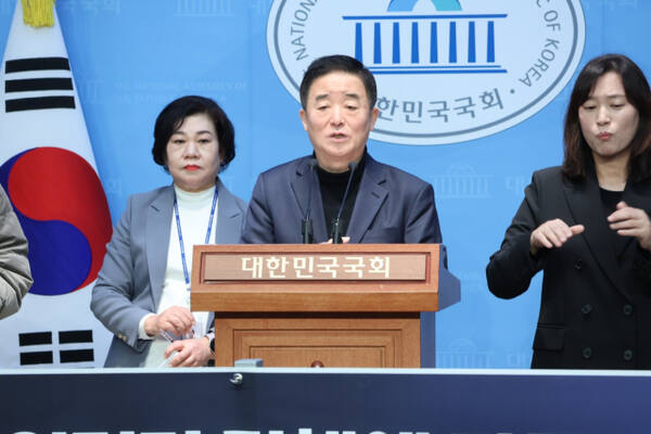 더불어민주당 강득구 의원이 26일 영풍석포제련소 관련 기자회견을 하고 있다. 의원실 제공