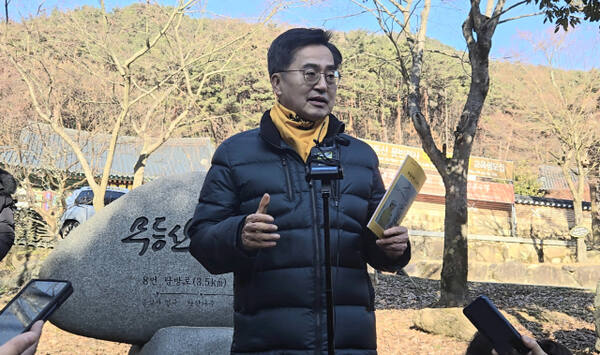 김동연 경기도지사가 지난 13일 광주 '무등산 노무현 길’에서 취재진의 질문에 답변하고 있다. 경기일보 DB