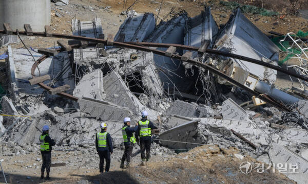 안성시 서종면 서울세종고속도로 건설 공사 교량 상판 붕괴 사고 현장에서 26일 국토안전관리원 등 관계자들이 사고 현장을 살펴보고 있다. 윤원규기자