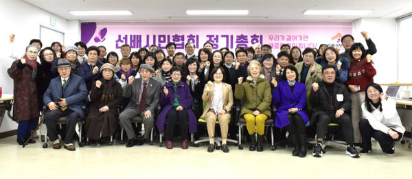 선배시민협회가 최근 서울 종로의 한국방송통신대학교 열린관에서 회원 100여 명이 참석한 가운데 2025년도 정기총회를 연 뒤, 기념촬영을 하고 있다. 협회 제공