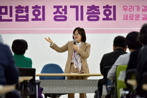 서울 종로의 한국방송통신대학교 열린관에서 열린 선배시민협회의 2025년도 정기총회에서 유해숙 협회장이 인사말을 하고 있다. 협회 제공