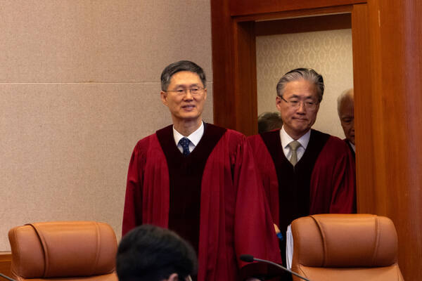 문형배 헌법재판소장 권한대행(왼쪽), 김형두 헌법재판관이 27일 서울 종로구 헌법재판소에서 열린 '마은혁 임명보류' 권한쟁의 선고에 입장하고 있다. 연합뉴스