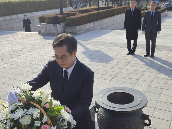 27일 김동연 경기도지사가 대구 2·28 민주의거기념탑을 찾아 참배를 하고 있다. 이진기자