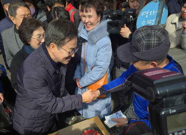 27일 대구 서문시장을 찾은 김동연 경기도지사가 상인과 인사를 나누고 있다. 이진기자