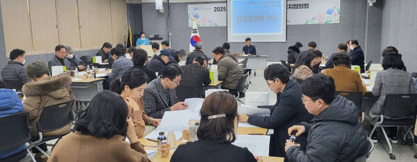 박문신 여주시사회복지협의회장이 27일 여주문화원에서 ‘2025년 제12차 정기총회’를 주재하고 있다. 유진동기자
