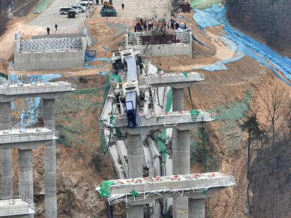 28일 교량이 붕괴되는 사고가 발생해 10명의 사상자가 발생한 안성시의 한 고속도로 건설 현장에서 경찰이 관계기관과 현장 합동 감식을 하고 있다.조주현기자