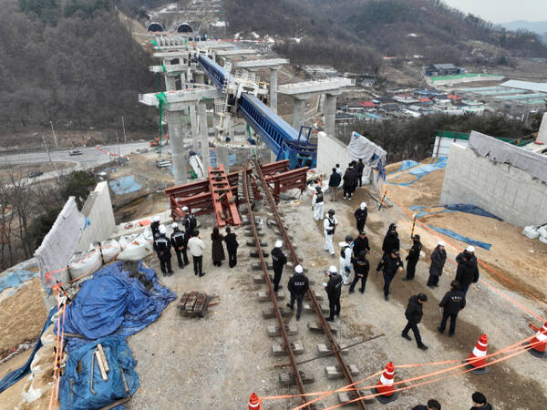 28일 교량이 붕괴되는 사고가 발생해 10명의 사상자가 발생한 안성시의 한 고속도로 건설 현장에서 경찰이 관계기관과 현장 합동 감식을 하고 있다.조주현기자
