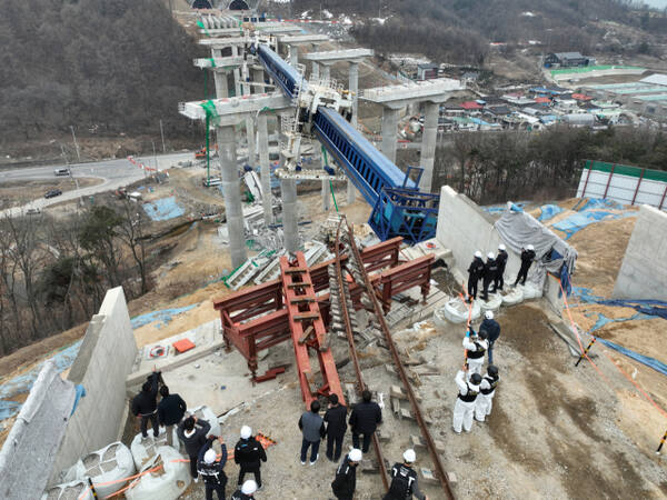28일 교량이 붕괴되는 사고가 발생해 10명의 사상자가 발생한 안성시의 한 고속도로 건설 현장에서 경찰이 관계기관과 현장 합동 감식을 하고 있다.조주현기자