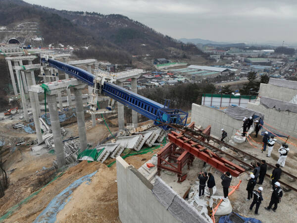 28일 교량이 붕괴되는 사고가 발생해 10명의 사상자가 발생한 안성시의 한 고속도로 건설 현장에서 경찰이 관계기관과 현장 합동 감식을 하고 있다.조주현기자