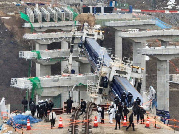 28일 교량이 붕괴되는 사고가 발생해 10명의 사상자가 발생한 안성시의 서울세종고속도로 건설 현장에서 경찰이 관계기관과 현장 합동 감식을 하고 있다.조주현기자