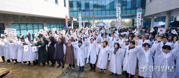 광복 80주년 및 3·1운동 106주년 기념일인 1일 오전 수원특례시 영통구 수원박물관에서 열린 기념식에서 이재준 수원특례시장, 이재식 수원특례시의회 의장, 백혜련·김준혁 국회의원 등 참석자들이 만세삼창을 외치고 있다. 윤원규기자