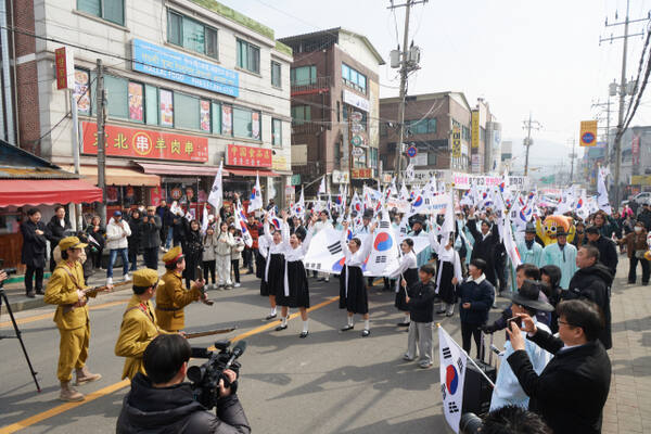 1일 광적면 가래비시장 도로에서 3.1만세운동을 재현하는 행사에서 일본 헌병들이 만세를 부르는 학생들에게 총을 겨누고 있다. 양주시 제공