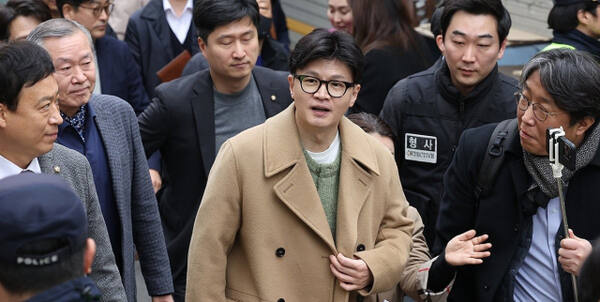 두 달여 만에 공개 행보에 나선 국민의힘 한동훈 전 대표가 2일 오후 서울 종로구 대학로 한 극장에서 제2연평해전을 다룬 연극 '바다는 비에 젖지 않는다'를 관람하기 위해 이동하고 있다. 연합뉴스