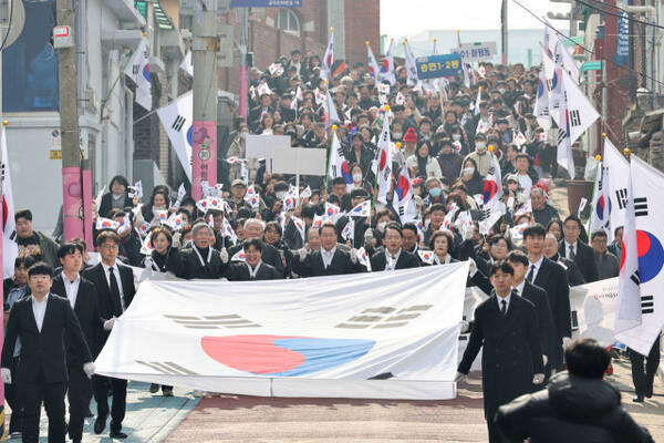 유정복 인천시장이 제106주년 3.1절인 지난 1일 인천 동구 창영초등학교 일대에서 시민들과 만세운동 시가행진을 재현하고 있다. 인천시 제공
