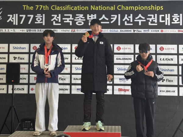 제77회 전국종별스키대회 남중부 크로스컨트리 10㎞ 프리에서 우승한 백승찬이 시상대 가장 높은 곳에서 금메달을 들어보이고 있다.경기도스키협회 제공