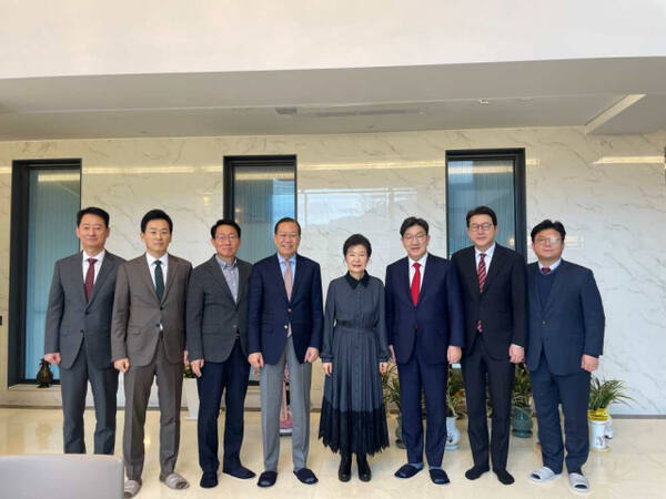 국민의힘 권영세 비상대책위원장과 권성동 원내대표 등 지도부가 3일 대구 달성군 박근혜 전 대통령 사저에서 박 전 대통령과 기념촬영 하고 있다. 국민의힘 제공