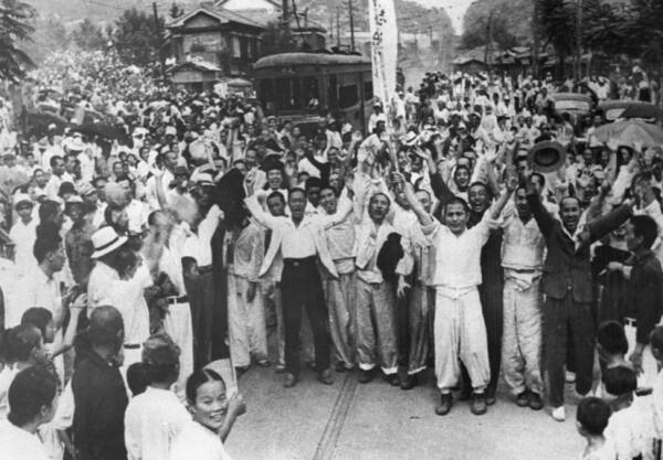 1945년 8월16일, 광복 직후 경기도 경성부 마포형무소에서 풀려난 독립운동가들과 함께 환호하는 사람들의 모습. 국사편찬위원회