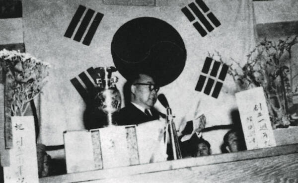 평안북도 철산 출신의 설경동 회장이 1955년 대한전선 출범을 알리는 모습. 대한전선 홈페이지