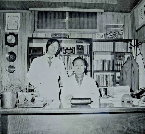 1980년대 영제한의원 2대 원장인 노두식 원장(왼쪽)과 노학영 원장이 촬영한 사진. 노두식 원장 제공