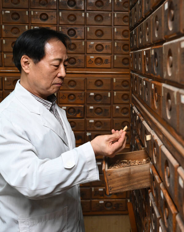 지난 2일 방문한 영제한의원에서 노두식 영제한의원 2대 원장이 한약재를 살펴보고 있다. 조병석기자