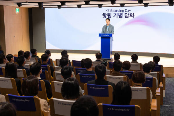 조원태 한진그룹 회장이 대한항공의 신규 기업 가치 체계인 ‘KE Way’를 선포하고 있다. 대한항공 제공