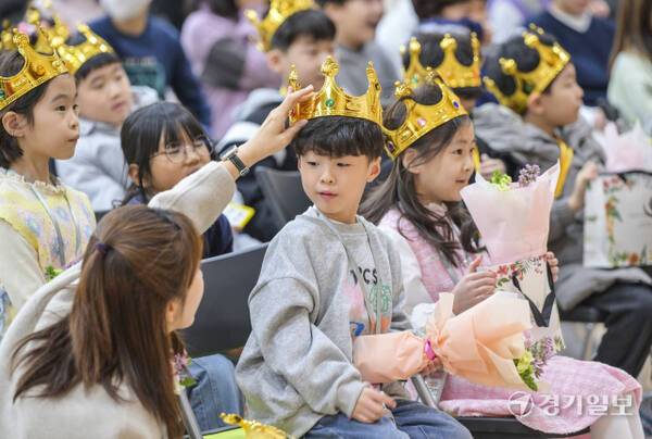 4일 오전 수원특례시 장안구 대평초등학교에서 열린 입학식에서 신입생들이 환한 표정으로 대화하고 있다. 저출생,고령화로 전국 곳곳의 초등학교에서 신입생이 줄어드는 가운데 대평초등학교의 올해 신입생은 30명이다. 윤원규기자