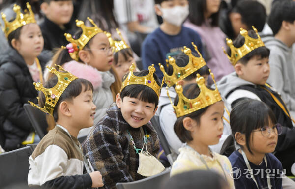 4일 오전 수원특례시 장안구 대평초등학교에서 열린 입학식에서 신입생들이 환한 표정으로 대화하고 있다. 저출생,고령화로 전국 곳곳의 초등학교에서 신입생이 줄어드는 가운데 대평초등학교의 올해 신입생은 30명이다. 윤원규기자