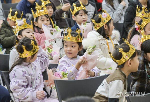4일 오전 수원특례시 장안구 대평초등학교에서 열린 입학식에서 신입생들이 환한 표정으로 대화하고 있다. 저출생,고령화로 전국 곳곳의 초등학교에서 신입생이 줄어드는 가운데 대평초등학교의 올해 신입생은 30명이다. 윤원규기자