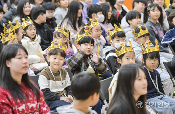 4일 오전 수원특례시 장안구 대평초등학교에서 열린 입학식에서 신입생들이 환한 표정으로 인사하고 있다. 저출생,고령화로 전국 곳곳의 초등학교에서 신입생이 줄어드는 가운데 대평초등학교의 올해 신입생은 30명이다. 윤원규기자