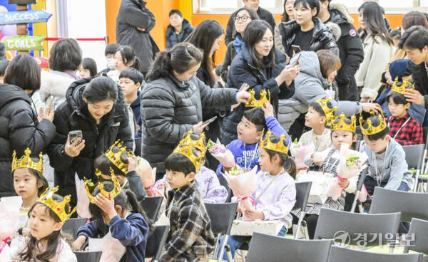 4일 오전 수원특례시 장안구 대평초등학교에서 열린 입학식에서 신입생들이 환한 표정으로 대화하고 있다. 윤원규기자