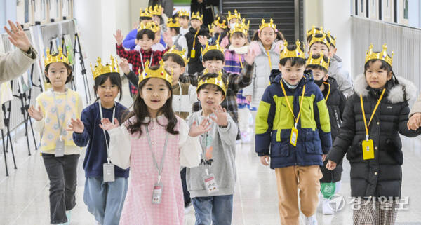 4일 오전 수원특례시 장안구 대평초등학교에서 열린 입학식에서 신입생들이 환한 표정으로 인사하고 있다. 저출생,고령화로 전국 곳곳의 초등학교에서 신입생이 줄어드는 가운데 대평초등학교의 올해 신입생은 30명이다. 윤원규기자