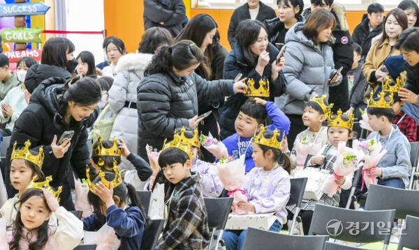 4일 오전 수원특례시 장안구 대평초등학교에서 열린 입학식에서 신입생들이 학부모와 즐거운 추억을 남기고 있다. 윤원규기자