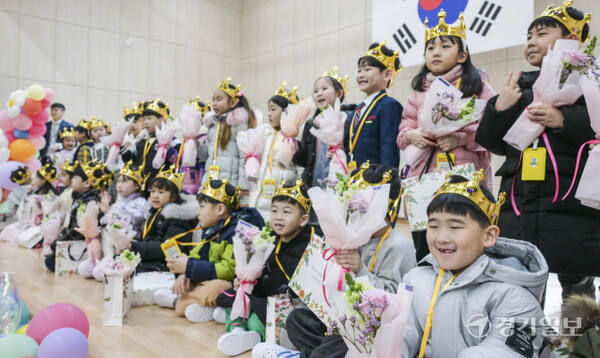 4일 오전 수원특례시 장안구 대평초등학교에서 열린 입학식에서 신입생들이 환한 표정으로 인사하고 있다. 저출생,고령화로 전국 곳곳의 초등학교에서 신입생이 줄어드는 가운데 대평초등학교의 올해 신입생은 30명이다. 윤원규기자