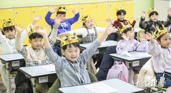 4일 오전 수원특례시 장안구 대평초등학교에서 열린 입학식에서 신입생들이 환한 표정으로 인사하고 있다. 저출생,고령화로 전국 곳곳의 초등학교에서 신입생이 줄어드는 가운데 대평초등학교의 올해 신입생은 30명이다. 윤원규기자