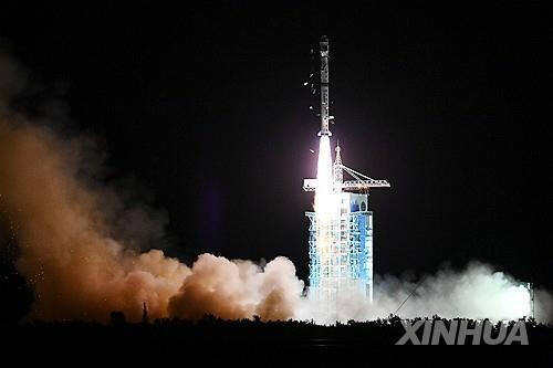 2023년 9월 27일 중국 주취안 위성발사센터에서 위성을 실은 로켓이 발사되는 모습. 연합뉴스