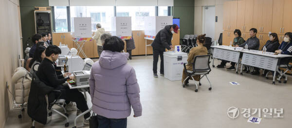 제1회 전국동시새마을금고이사장선거가 진행되고 있는 5일 오전 수원특례시 영통3동 행정복지센터에 마련된 투표소에서 유권자들이 투표하고 있다. 이번 선거는 오후 5시까지 진행되며 경기도에서는 94개 금고에서 149명의 후보가 등록, 평균 경쟁률 1.6대 1을 기록했다. 윤원규기자