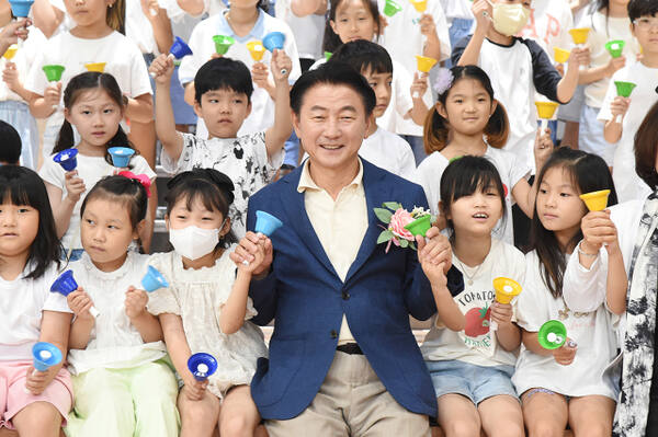 김동근 의정부시장이 최근 의정부시 경의로 경의초등학교에서 열린 ‘그린스마트미래학교 준공식’에서 학생들과 기념촬영을 하고 있다. 의정부시 제공
