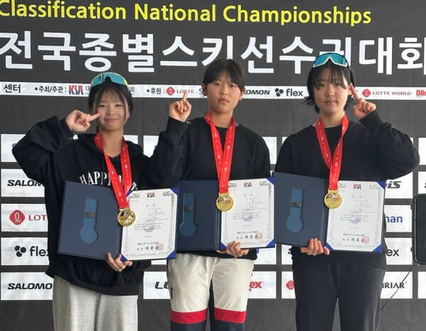 제77회 전국종별스키대회 크로스컨트리 여자 고등부 15㎞ 계주서 우승한 평택여고 B팀 선수들이 시상대에서 기념촬영을 하고 있다.경기도스키협회 제공