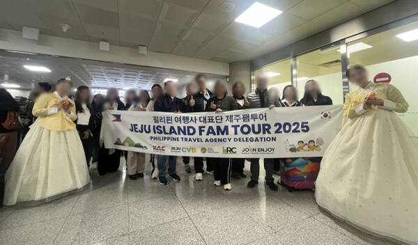 지난 2월 28일 오후 필리핀 마닐라발 첫 전세기가 제주에 도착하자 제주국제공항에서 환영행사가 열리고 있다. 연합뉴스