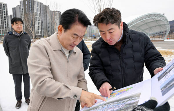 김동근 의정부시장이 5일 의정부시 고산동 복합문화융합단지 사업 현장을 점검하고 있다. 의정부시 제공