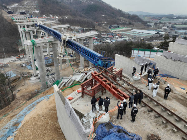 지난달 28일 교량이 붕괴되는 사고가 발생해 10명의 사상자가 발생한 안성시의 한 고속도로 건설 현장에서 경찰이 관계기관과 현장 합동 감식을 진행하는 모습. 경기일보DB