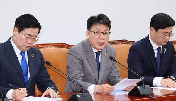 더불어민주당 진성준 정책위의장이 6일 서울 여의도 국회에서 열린 정책조정회의에서 발언하고 있다. 연합뉴스