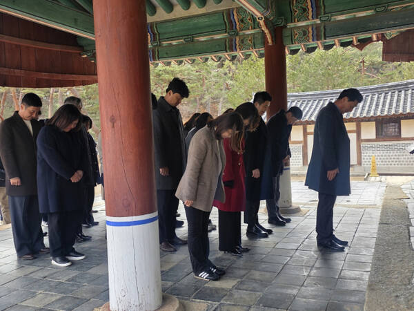 여주교육지원청이 지난 5일 세종대왕릉을 참배하고 세종의 얼 이어가는 여주교육과 지역 교육 발전을 위한 새로운 전기를 마련했다. 여주교육지원청