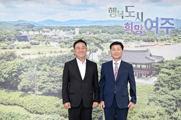 이충우 시장(왼쪽)과 김상성 여주교육장이 2025년 여주 미래교육협력지구 부속합의를 체결하고 기념촬영을 하고 있다. 여주시