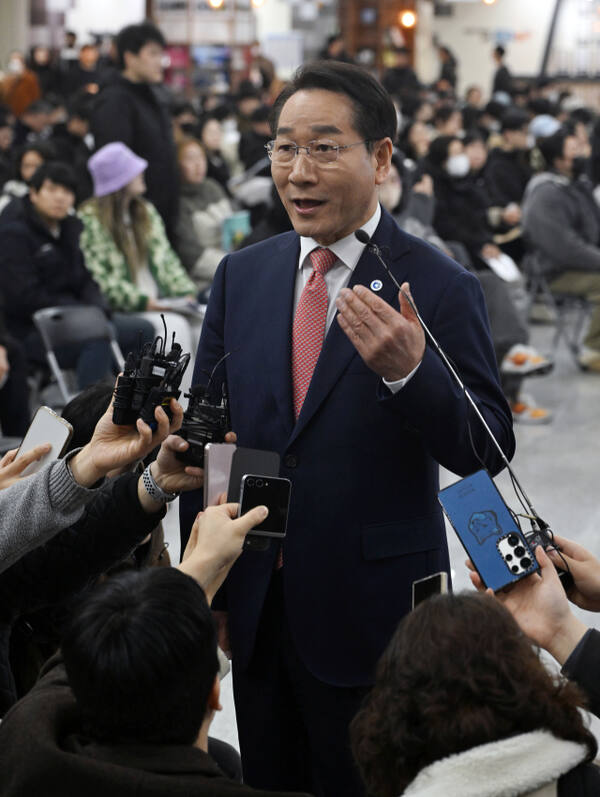 유정복 인천시장이 6일 인천 남동구 인천시청 중앙홀에서 ‘천원주택’에 대해 설명하고 있다. 조병석 기자