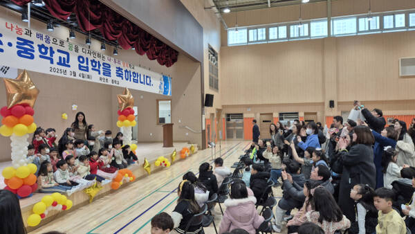 지난 4일 오전 용인 처인구 남사읍 처인초중통합학교에서 첫 합동 입학식이 진행되고 있다. 처인초중통합학교 제공